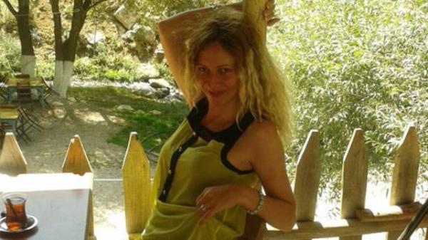 kinci kt haber Denizli'den geldi. Acpayam lesi'nde bunalma girdii iddia edilen 25 yandaki S.Y.H., bir sre nce ldrlen aabeyinin mezar banda bir bidon benzinle kendini atee verdi.