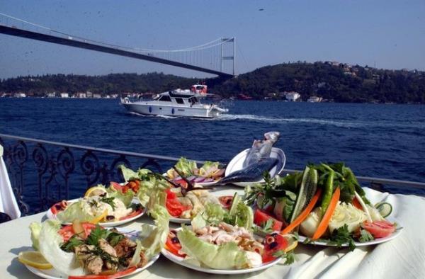 8. Boaz'da yemek yemek.