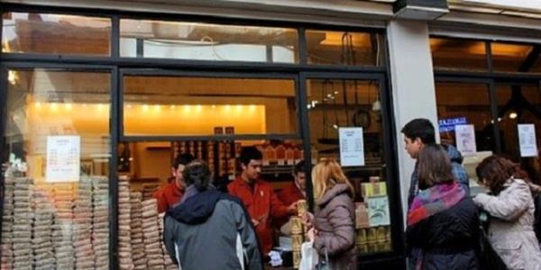 9. Eminn'nden taze ekilmi Trk kahvesi almak.