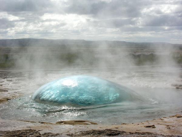 39. Volkanik topraklardaki Strokkur Gayzeri , zlanda