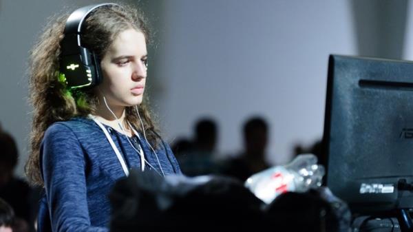 <p><b>10. Sasha Hostyn, 'Scarlett'</b></p>  Kanada doumlu Sasha lkesinin yurt dna alan genlerinden birisidir. The A.V Club'da yaynlanan bir makaleye gre StarCraft oyuncular arasnda (Gney Koreli olanlar hari. Dnyann en iyi Starcraft oyuncular genelde Gney Kore'den kyor.) iyi bir yere sahip. 21 yanda olan Hostyn toplamda 105,000 dolar dl kazanm.