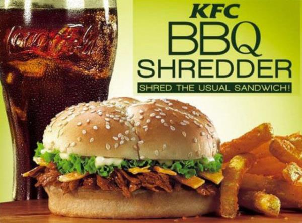 Sonrasnda da barbek sosuna batrlyor (tekrar taze!).