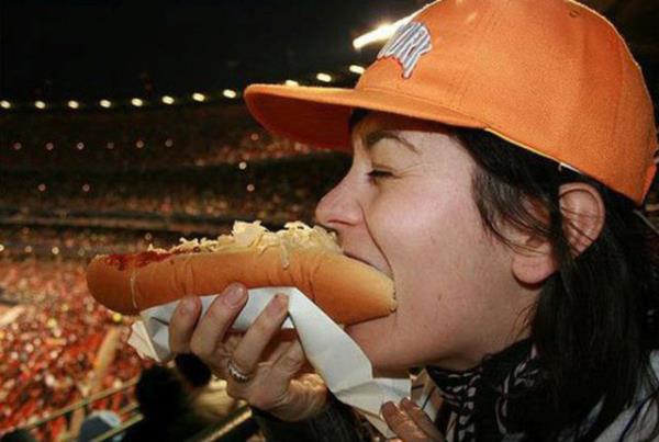 Fakat daha sonraki zamanlarda tekrar ve tekrar stlarak servis edilmesi, dolaba konmas ve sonra tekrar stlarak servis edilmesi, tabii ki de tazeliini 'hotdog'lardan alyor.