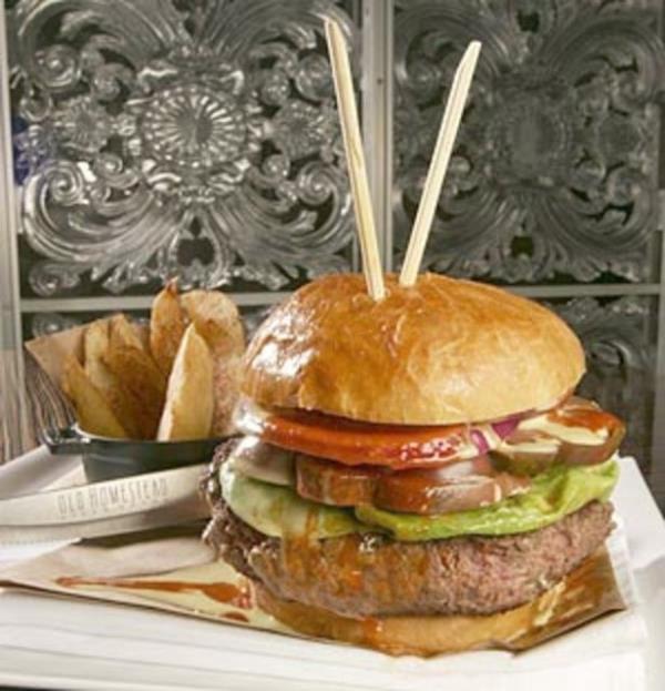 6- The Tri-Beef Burger Bu pahal burger 2006 ylnda Florida'da Old Homestead Steakhouse in Boca Raton isimli restoranda oluturuldu. Burgerin iinde yer alan 3 eit et ise ismine ilham kayna olmu vaziyette.