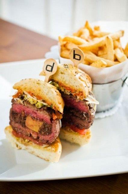 7- The DB ?Royale? Double Truffle Burger 2007 ylnda nl ef Daniel Boulud burgere yeni bir soluk getirdi. inde dnyann en pahal mantarlarndan trf mantarnn bulunduu burgerin fiyat ise 120 dolar.