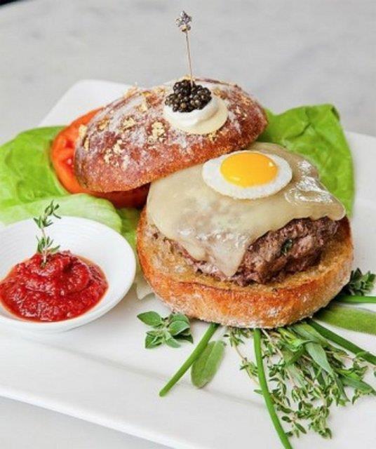 2- Le Burger Extravagant New York'un en pahal dondurma ve hot dog cafe'lerinden Serenditipiy 3'nin yeni burgeri Le Burger Extravagant, iinde bulunan 18 aylk Cheddar peyniriyle bile 295 dolarlk fiyatnn nedenini aklar gibi.