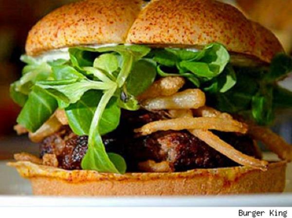 3- The Burger - Burger King Fast-food devi Burger King'in her zaman ulalabilir fiyatlarna alk olduk. Ancak nl marka 2008 ylnda dnyann en pahal hamburgerini reterek adn sonsuza kadar yaatmaya karar verdi. Hamburgerin 2008 ylndaki fiyat ise; 95 dolard.