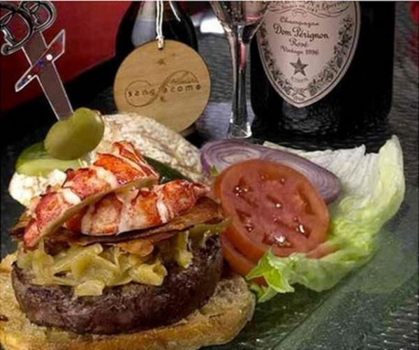 9- 777 Burger Bu pahal burgerin iinde stakoz, karamelize soan ve 100 yllk balzamik sirke bulunuyor. Fiyat ise; 70 dolar.