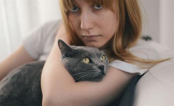 Vcudunda morluklar kp, di eti kanamas da durmaynca doktora gittiler. Ac gerei orada rendiler. Sedef, kan kanseriydi.