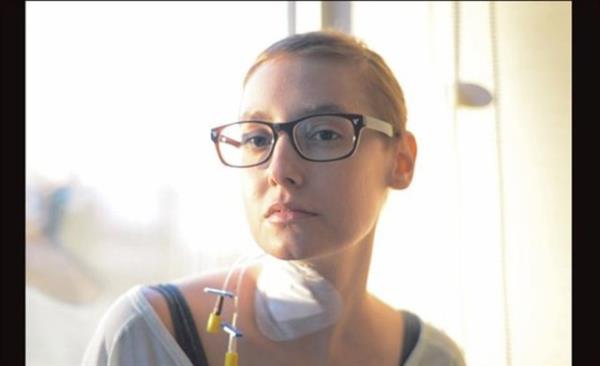 Sedef'den geriye kalan fotoraflaryla onu lmszletirmek istedi.