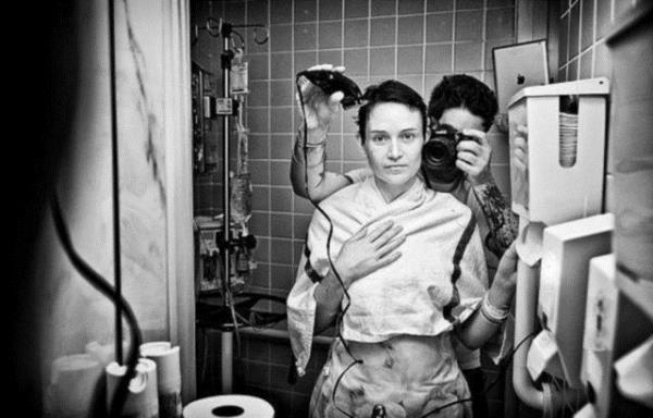 Ve bir karar alarak, hastalk sresince Jennifer'n fotoraflarn ekmeye balad.