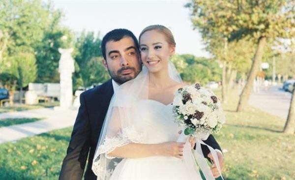 Ayman, Sedef'i grr grmez ''ruhumun yars'' dedi. Fakat ruhunun yarsn brakp, yurt dna almaya gitti. 4 ay sonra geri dndnde ise Sedef'e evlenme teklifi etti.