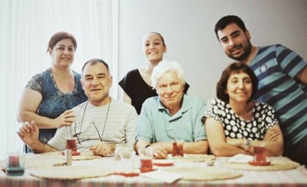 Ayman'n deyiiyle, hep ktlar bu hayatta, hi inmediler. Beraber ykseldiler. 14 Ekim 2012'de hayatlarn birletirdiler. Artk kocaman bir aile olmulard.