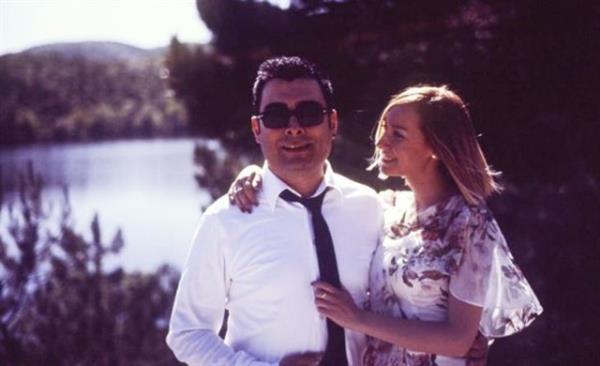 Ayman, ok sevdii bir mzik grubunun fotoraf albmlerini ekerken tantlar. kisi de ok genti.