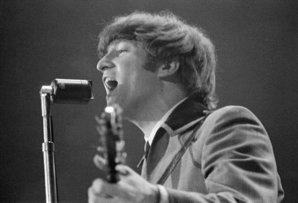 Beatless grubunun yesi Lennon bir hayran tarafndan ldrlmt.