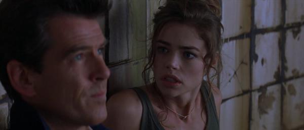 8. Dnya Yetmez (1999) - 19. James Bond filminde ajan 007'ye, vahi bir ekilde ldrlen bir petrol devinin kz Eketra'y koruma grevi verilir.