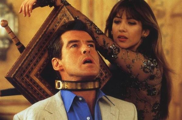 Bond bir yandan Renard'n Avrupa'ya nkleer bomba atma planlarnn nne gemeye alrken bir yandan da Elektra ile ilgili kafasndaki soru iaretlerini gidermeye almaktadr.