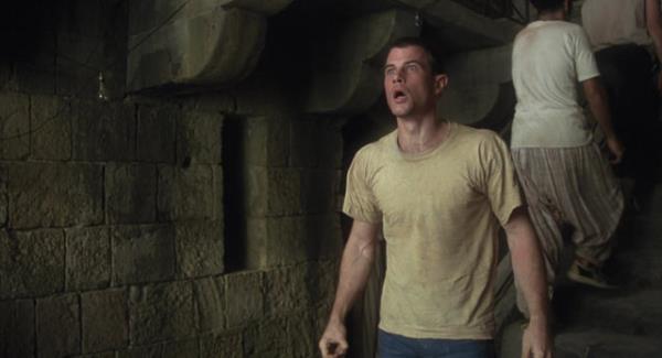 eitli ikencelere, iddete, kt hijyenik koullara maruz kalan Billy burada ok fazla kalamayacann bilincinde olduundan hapishane'den kama planlar yapmaktadr. Uluslararas krizlere sebep olan filmin bir ok sahnesi Trkiye'de ekilmemitir.