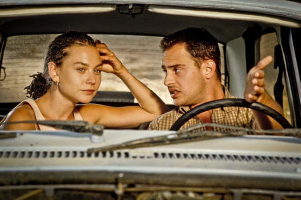 Juli adnda bit pazarnda alan biri Daniel'e bir gn bir Maya yz satmaya alr, yzn kehanetli olduunu ve Daniel'in yeni bir kzla tanacan syler. Ertesi gn Daniel Almanya'dan Trkiye'ye giden yolu yarlamtr bile