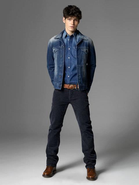 Sert baklar ve iddial bir konumalar vardr.