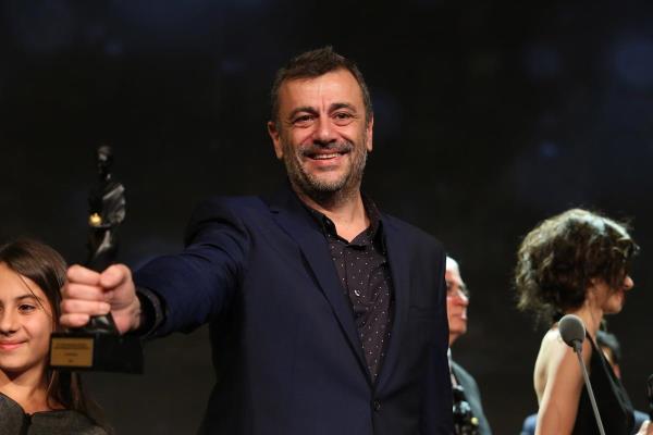 51. Uluslararas Antalya Altn Portakal Film Festivali, Antalya EXPO Center'da dzenlenen dl treni ile sona erdi. Festivalde en iyi film dln "Kuzu" filmi ald. dl filmin yapmcs Kutlu Ataman (ortada) ald.