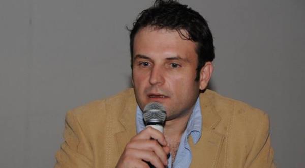 "Dr. Avni Tolunay Jri zel dl" Levent Soyarslan'n "Oflu Hocay Aramak" filmine verildi. Filminin "anarist mizah" trnde olduuna deinen Soyarslan, byle duruu olan bir filmin festivalde dl almasna ise ardn belirterek, "Hakikaten byle bir filmin byle bir durula yer alabileceini hayal bile etmezdim. Gerekten teekkr ederim" diye konutu.