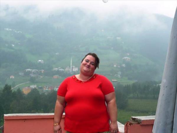 zmirli corafya retmeni ebnem Aktosun, 163 kiloya ulanca areyi tp mide ameliyat olmakta buldu. 10 ay iinde 100 kilo veren Aktosun, 70 beden kyafet giyerken 38 bedene dt. Ayn zamanda stresten oluan sedef hastal kilo verince kendiliinden geti.