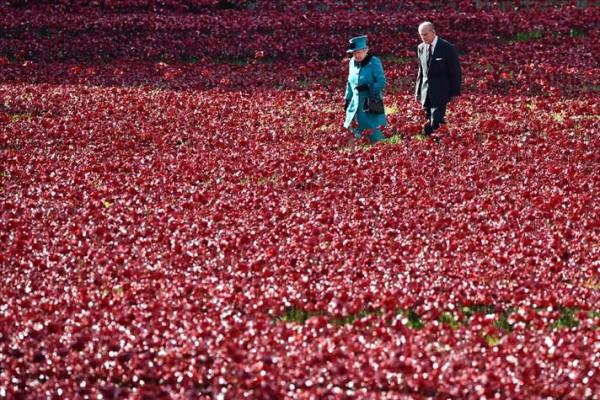 Britanya Krali�esi Elizabeth II (solda) ve kocas� Edinburgh D�k� Philip, Londra'da bir gelincik bah�esinde dola��yor.