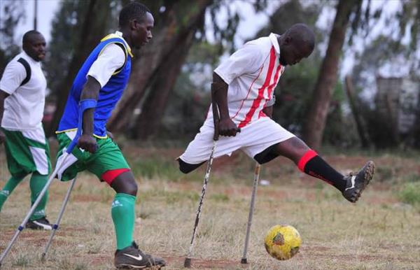 KENYA Kenya Ampute Milli Futbol Tak�m� oyuncular� Ibrahim Wafula (sa�da) ve Dedan Ireri, kat�l�caklar� turnuva �ncesi antreman yap�yor. 4'�nc�s� d�zenlenecek olan Ampute D�nya Kupas�'na Meksika ev sahipli�i yapacak.