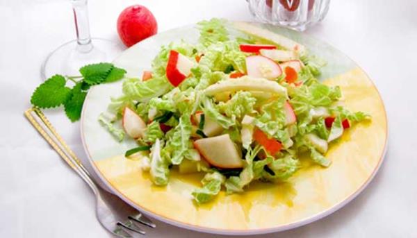 <p><b>�i� beslenmede hangi besinleri t�ketmeliyiz?</b></p>  Genel olarak beslenmenizde, yediklerinizin y�zde 75'inin sebze, meyve, filiz, kavrulmam�� f�nd�k, badem gibi ya�l� tohumlar olmas�  �neriliyor. Bu sistemde hangi besinin ka� kalori oldu�u de�il, neyi neyle yedi�iniz �nemli.  <p>Tohumlar� ve kuruyemi�leri yemeden �nce 6-12 saat suda bekletip enzim hareketlerini daha fazla canl� tutabilirsiniz.</p>