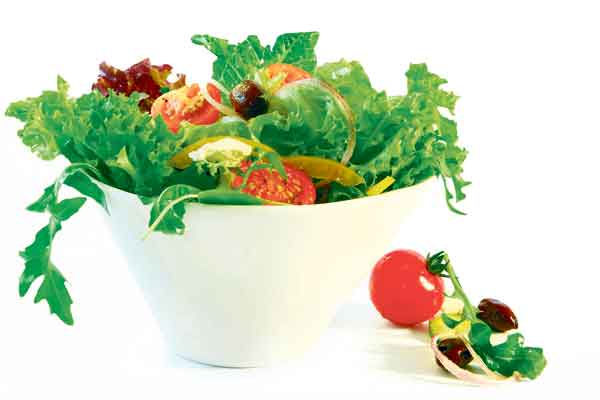 <p>�nsano�lunun sa�l�kl� beslenme ve diyet aray���na her ge�en g�n ba�ka bir ak�m ekleniyor.</p>  Bunlar�n i�inde en �ok ilgi g�renlerden biri de �i� beslenme. En basit a��klamas� pi�memi� besinlerle beslenmek olan "raw food", ilk insanlar�n ate�i bulmadan �nce uygulad�klar� beslenme �ekli gibi oldu�u i�in, �ze d�nmek olarak  de�erlendiriliyor.   <p>�i� sebze, meyve, kuruyemi�ler ve ya�l� tohumlar�n t�ketimine dayanan bu ak�mda en �ok dikkat �eken nokta ise et t�ketimi...</p>