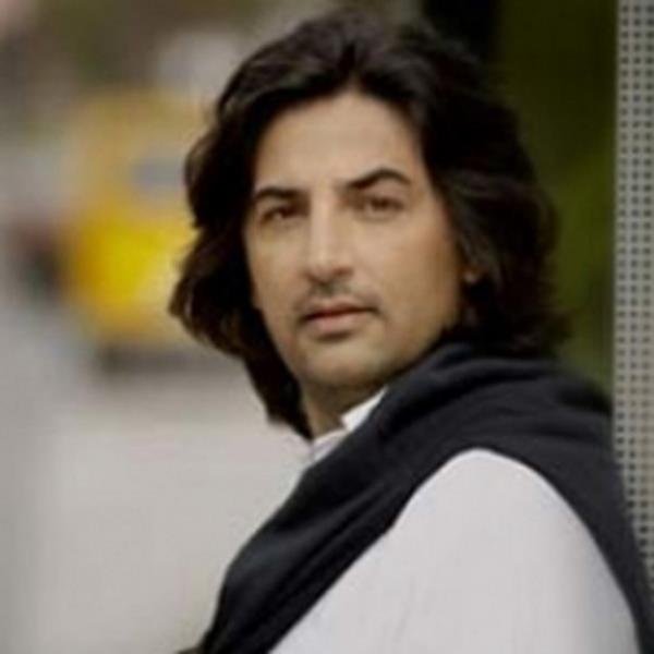 �elik: �T� Sosyal Bilimler Enstit�s� mezunu. Halen �T�'de "Sanatta Yarat�c�l�k" konusunda doktora tezini haz�rl�yor.