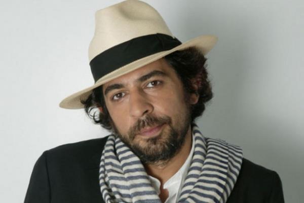 Mimar Sinan �niversitesi Devlet Konservatuar�'n� bitirdikten sonra ayn� �niversitenin Sosyal Bilimler Fak�ltesi'nde master yapt�