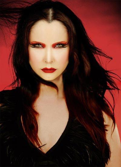 ODT� Ekonomi B�l�m�'n� 2. s�n�ftan terk ettikten sonra �stanbul �niversitesi �ngiliz Dili ve Edebiyat� B�l�m�'nde okumu�tur