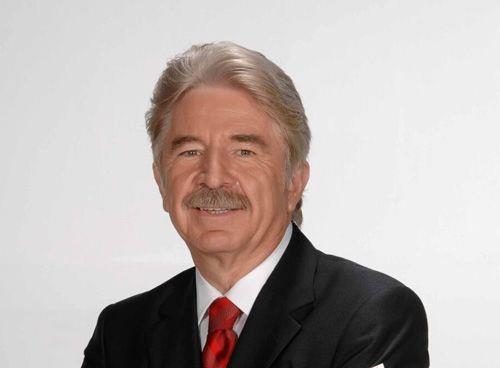 �stanbul �niversitesi T�p Fak�ltesi ve Hukuk Fak�ltesi'nde okudu