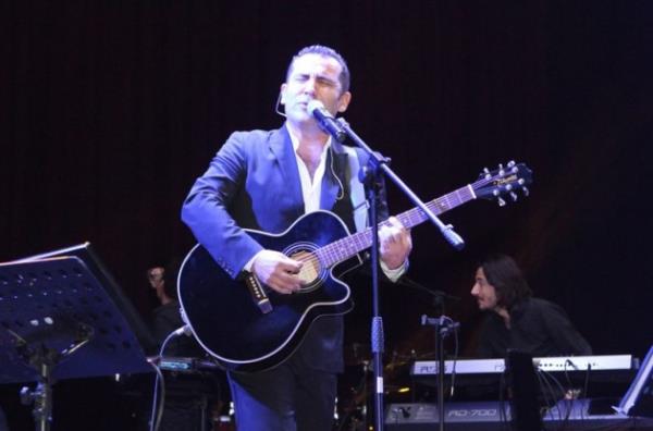 �stanbul �niversitesi T�p Fak�ltesi'ni bitiren G��er, ayn� zamanda Konservatuar�n �an B�l�m�'n� bitirdi