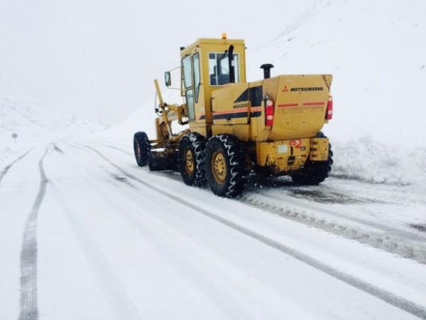 Van'�n Bah�esaray il�esinde kar ya���� ve sis, trafi�i olumsuz y�nde etkilerken, karayollar� ekiplerinin �al��malar� da devam ediyor.