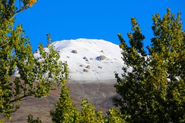 Erzincan'da etkisini g�steren so�uk hava ve ya�mur y�ksek kesimlerde gece yerini kar ya����na b�rakt�. Erzincan'�n g�neyinde 3 bin 258 metre y�ksekli�indeki Munzur Da�� beyaza b�r�nd�.