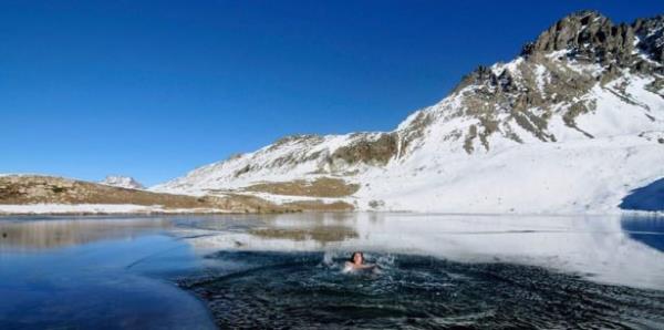 Rizeli do�a foto�raf��s� Hasan �nder, b�lgenin tan�t�m� i�in kar ya���� alt�nda kar topu oynayarak Ka�kar da�lar�n�n ete�indeki 2900 rak�ml� B�y�k Deniz G�l�'nde y�zd�.