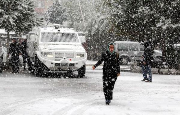 Hakkari'de etkili olan kar ya���� ya�am� olumsuz etkiledi. Kar ya���� nedeniyle 67 k�y ile 125 mezra yolu ula��ma kapand�.