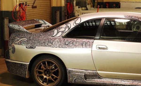 Kelton'un ei Allison, kocasnn aracna farkl bir grnm kazandrmak iin nce kk izimlerle tampon blgesinde almalar yapmaya balad