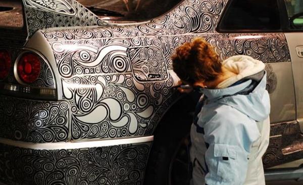 R33 Skyline GTR model bu aracn ehresi, Kelton'un gm renginden memnun olmayan Kelton'un farkl bir grnm istemesiyle deiti.