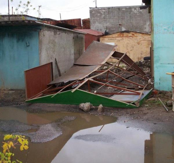 Moskova'da yaayan bir adam, emlak ve ev fiyatlarndan sklnca kendine bir alternatif retti ve kendi evini ina etti...