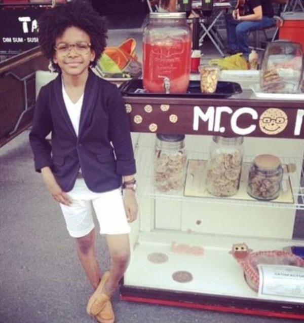 Koruyucu madde kullanlmayan organik malzemelerle yapt kurabiyeler sayesinde byyen ilerini 2012 ylnda ticari bir mutfaa tayan kk Cory ve annesi her hafta binlerce kurabiye yapp satyor.