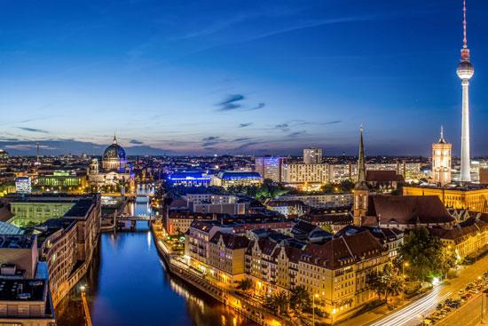 GURBETLER NE KADAR TUTUYOR    Orucun sresi, gurbetilerin en youn olduu Berlin'de 17 saat 6 dakika.     Brksel'de 17 saat 49 dakika    Amsterdam'da 18 saat 4 dakika    Paris'te 16 saat 36 dakika.     Londra'daki Mslmanlar ise yaklak 20 saat orulu kalacak.