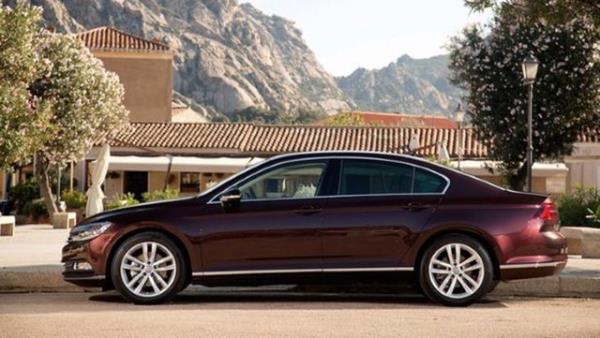 Volkswagen'in premium algsn ykseltecek olan yeni Passat, Kasm ay sonu itibaryla 69 bin 900 TL'den balayan fiyatlarla Trkiye'de sata sunulacak.