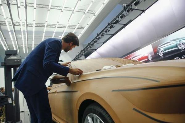 Bu arada ajanslardan geen fotoraflar Passat'n nasl dizayn edildiini de gzler nne serdi. O otomobil retim aamasna nasl geldi. Tasarm nasl izildi merak ediyor musunuz?