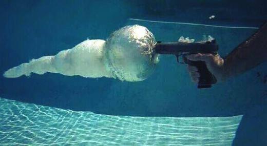 Suyun altnda atelenen silah ve grnts.