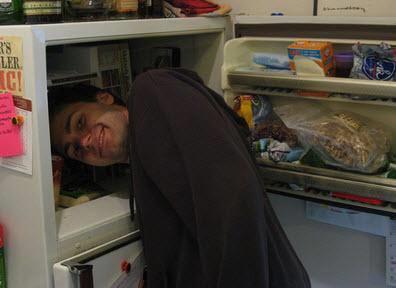 Google'a "241543903" yazp ararsanz karnza insanlarn kafasn buzdolabna sokmu fotoraflar kar. Bu numara buzdolabna ban sokup fotoraf ekme trendini balatan David Horvitz'in buzdolab seri numarasdr.