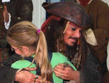 Johnny Depp, kanserli ve down sendromlu ocuklara yapt yardm ziyaretlerine Jack Sparrow kostmyle gitmektedir.